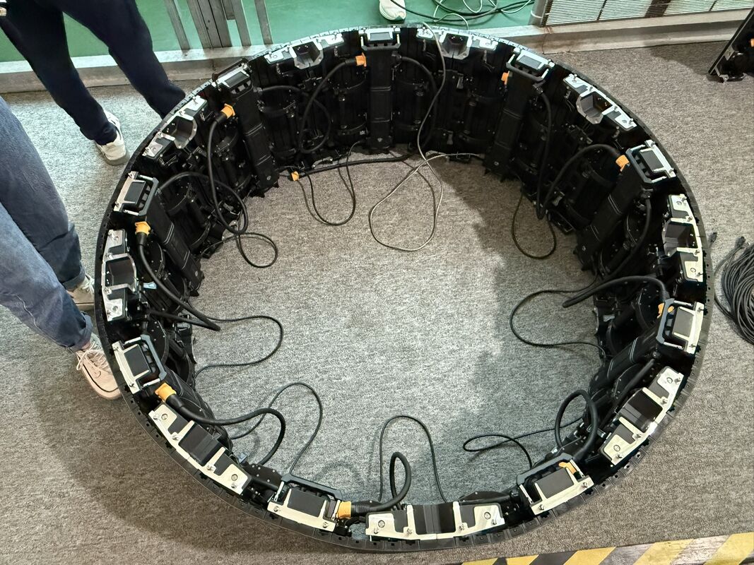 Portable Curved P3.9 Led Screen Rental For Indoor Exhibitions Custom Shaped