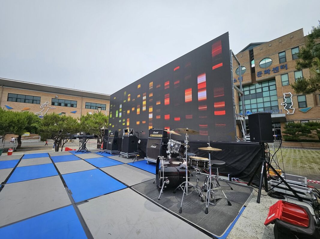 Portable LED Rental Screen with 7680Hz Refresh Rate IP65 Waterproof  P3.91 Pixel Pitch for Concerts and Exhibitions