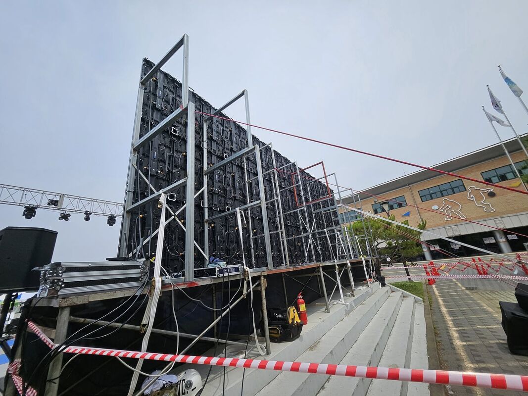 Portable LED Rental Screen with 7680Hz Refresh Rate IP65 Waterproof  P3.91 Pixel Pitch for Concerts and Exhibitions